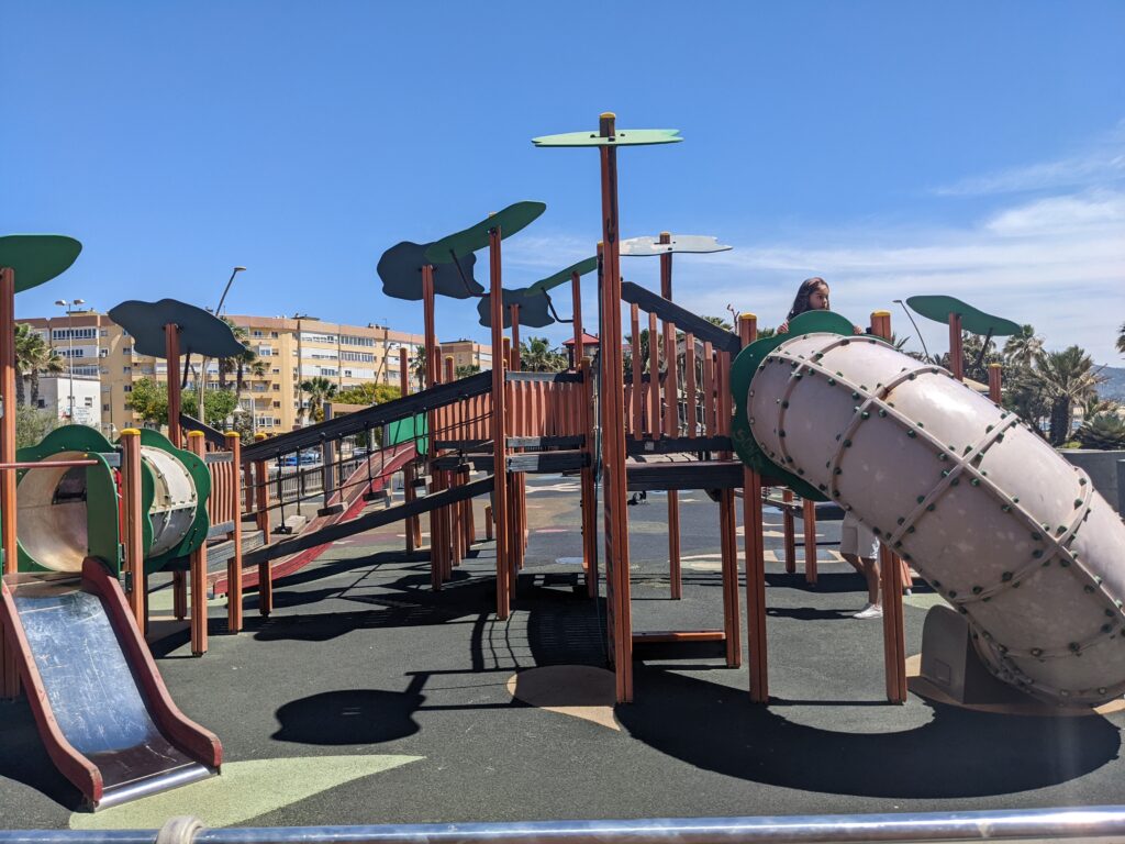 Parque Infantil Barco Pirata - covered slide and bridge
